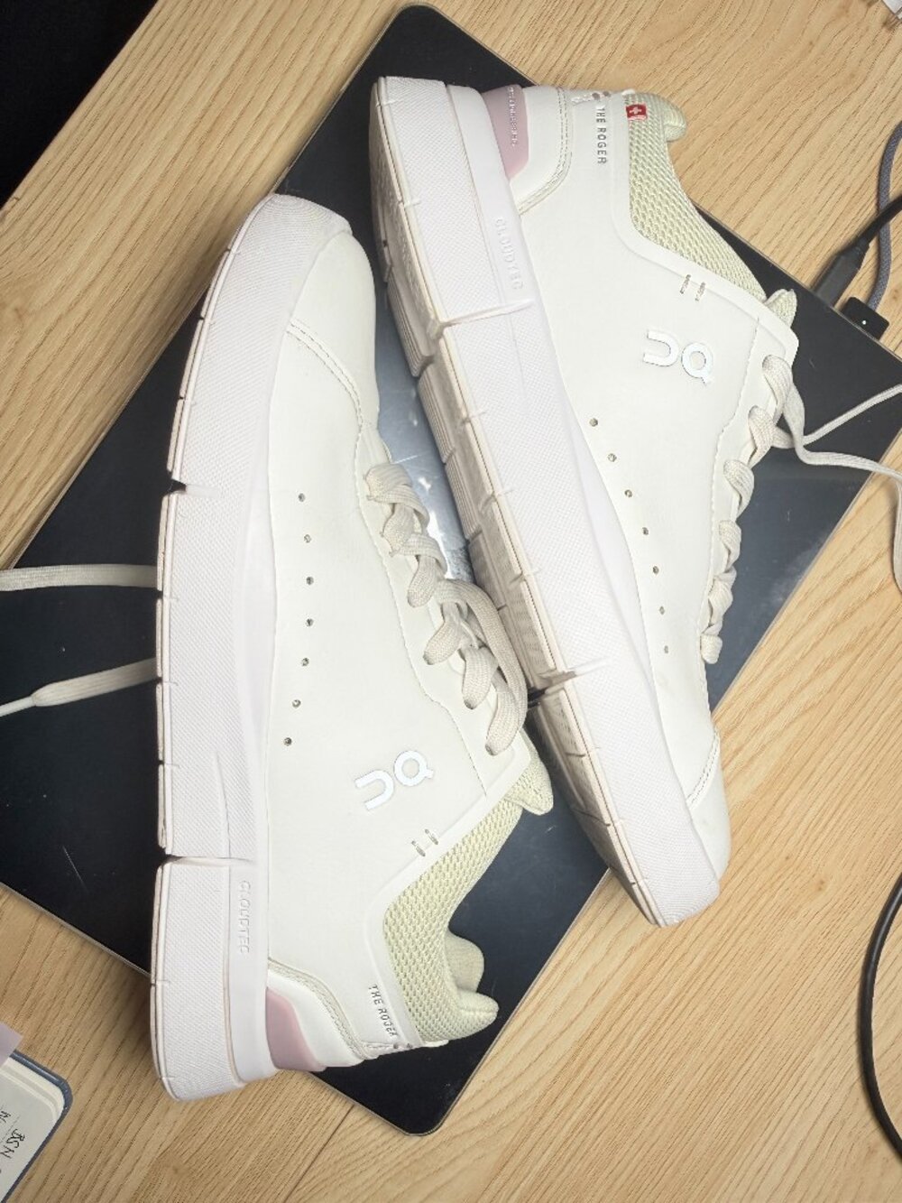 On Cloud THE ROGER Advantage Women’s Sneakers White Lavander Size 7.5